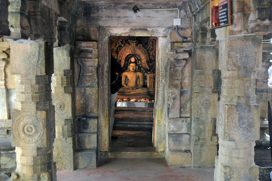 statue
